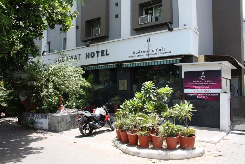 Hotel Dudawat Ahmedabad Eksteriør billede